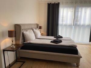 een slaapkamer met een bed en een groot raam bij Casa li surii in Mönchengladbach