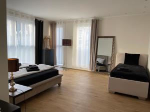 een grote slaapkamer met een bed en een spiegel bij Casa li surii in Mönchengladbach