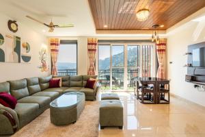 uma sala de estar com um sofá e uma mesa em Rizell Alexis em Shimla
