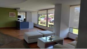 uma sala de estar com um sofá e uma mesa em Apartapunta em Punta del Este