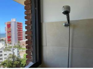 プンタ・デル・エステにあるApartapuntaのバスルーム(シャワー、シャワーヘッド付)が備わります。