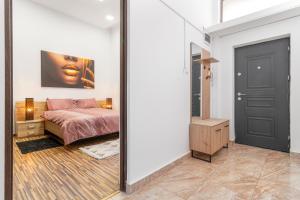 a bedroom with a bed and a mirror at Piata Unirii Oradea- Cozy apartament in Oradea