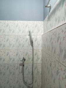 een badkamer met een douche met een slang bij Ellys home stay in Guwahati