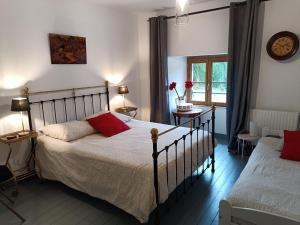Säng eller sängar i ett rum på Ille Flottante, Maison éclusière et hébergements insolites sur le canal