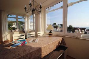 ザスニッツにあるVilla Seeblick - Apartment 309のベッドルーム1室(海の景色を望むテーブル付)