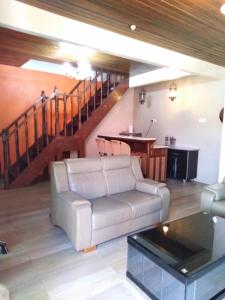 - un salon avec un canapé et un escalier dans l'établissement Sandy Beach Resort By Casa Loma, à Pantai Cenang