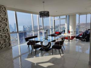 comedor con mesa y sillas en un edificio en Penthouse liu east piso 35 valle oriente en Monterrey