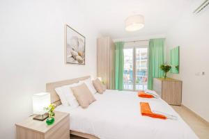 马萨尔福恩Sea View Suite!的卧室里有一张白色的大床和一扇窗户