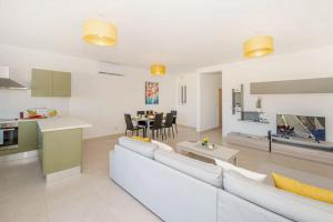 Sea View Suite!的厨房或小厨房