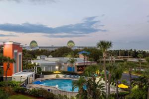 Pemandangan kolam renang di Days Inn by Wyndham Orlando Conv. Center/International Dr atau di dekatnya