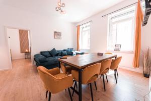 uma sala de estar com uma mesa e cadeiras e um sofá em unique Cityresidenz nähe Münster - WE01 em Ulm