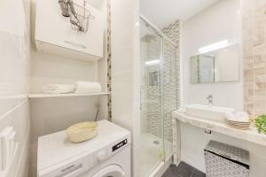 baño blanco con lavadora y lavamanos en Centre de Paris à 10min, gare à 2 min à pieds, Parking privé gratuit, en Choisy-le-Roi 17 fotos más