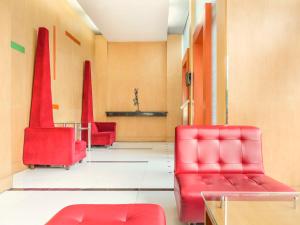 Een zitgedeelte bij Hotel Ibis Semarang Simpang Lima