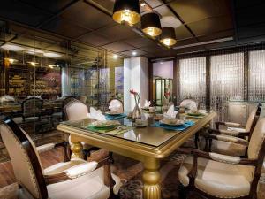 - une salle à manger avec une table et des chaises dans l'établissement Hotel de l'Opera Hanoi - MGallery, à Hanoï