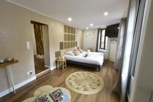 sypialnia z łóżkiem i salon w obiekcie Appartement jacuzzi privatif Love&Zen w mieście Verneuil d’Avre et d’Iton