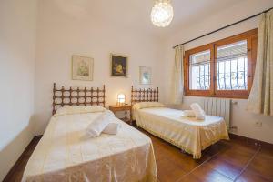 Postel nebo postele na pokoji v ubytování Villa Mas Blanc - PlusHolidays + 14 fotografií