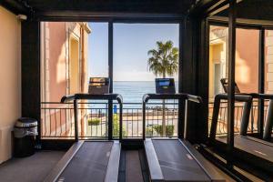 una habitación con vistas al océano desde un gimnasio en Best Western Premier Hotel Prince de Galles en Menton