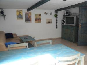 ein Wohnzimmer mit einem Sofa und einem Tisch in der Unterkunft Ferienhaus mit maritimer Einrichtung in Kröslin