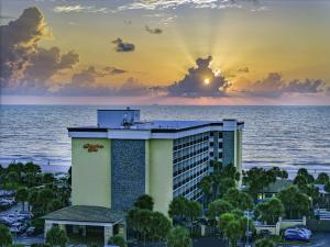 Una vista de un resort con el océano al fondo. en Hampton Inn Oceanfront Jacksonville Beach, en Jacksonville Beach