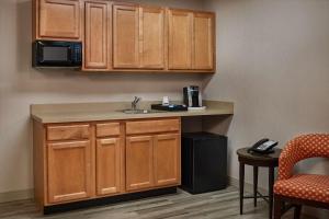 Kuchyň nebo kuchyňský kout v ubytování Hampton Inn Boston Logan Airport