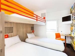 Plougastel-DaoulasにあるhotelF1 Brest Sud Plougastelの二段ベッド1組が備わるドミトリールームのベッド2台分です。