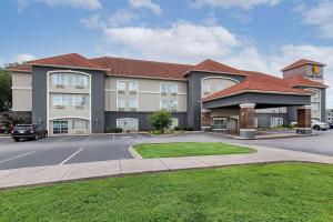 ein großes Gebäude mit einem Parkplatz davor in der Unterkunft La Quinta by Wyndham Bowling Green in Bowling Green