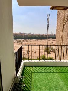 balcón con vistas a un campo en Cozy holiday apartment in Maadi, en El Cairo