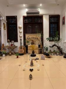 ein Zimmer mit einer Uhr auf dem Boden in der Unterkunft Home Tea An Yên 3 in Ho-Chi-Minh-Stadt