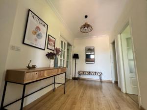 マイレナ・デル・アルハラフェにあるCasa Ciaurrizのリビングルーム(テーブル、ベンチ付) +48枚の写真