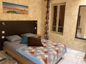 - une chambre avec un lit et un miroir dans l'établissement Appartement « Séville » à Avignon, à Avignon