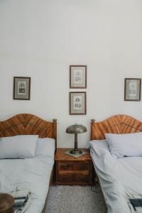 dwa łóżka siedzące obok siebie w sypialni w obiekcie Pałac w Sichowie w mieście Rytwiany