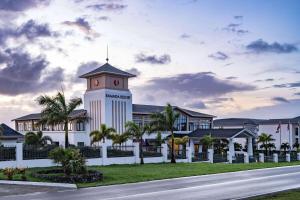 的住宿－Ramada by Wyndham St Kitts Resort，一座白色的大建筑,设有钟楼