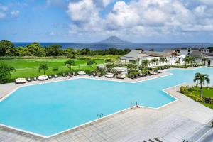 的住宿－Ramada by Wyndham St Kitts Resort，享有度假村游泳池的顶部景致