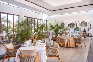 un ristorante con tavoli, sedie e finestre di Ramada by Wyndham St Kitts Resort 