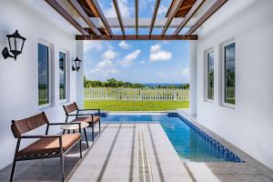 Bazén v ubytování Ramada by Wyndham St Kitts Resort nebo v jeho okolí