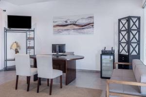 TV a/nebo společenská místnost v ubytování Ramada by Wyndham St Kitts Resort
