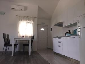 Kuchyň nebo kuchyňský kout v ubytování Apartments Ruzic