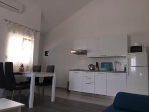 Kuchyň nebo kuchyňský kout v ubytování Apartments Ruzic