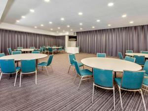 班伯里的住宿－Mantra Bunbury，一间会议室,配有桌子和蓝色椅子