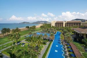 - une vue aérienne sur un complexe avec des palmiers et une plage dans l'établissement Sheraton Shenzhou Peninsula Resort, à Wanning