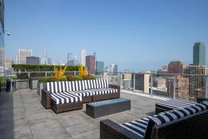 d'un toit-terrasse avec canapés et vue sur la ville. dans l'établissement South Loop 2br w pool gym rooftop nr L CHI-995, à Chicago