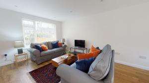 sala de estar con 2 sofás y TV en Park View en Oxford