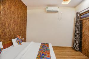 1 dormitorio con 1 cama y aire acondicionado en FabHotel Moon Gaze Inn, en Kānpur