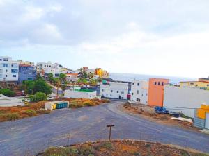 eine leere Straße in einer Stadt mit Gebäuden in der Unterkunft Bonita casa cerca de la playa - Chalet Eras Costeras in Las Eras
