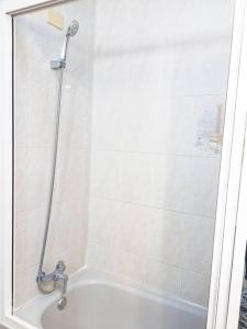 La salle de bains est pourvue d'une douche et d'une baignoire blanche. dans l'établissement Bonita casa cerca de la playa - Chalet Eras Costeras, à Las Eras 16 autres photos
