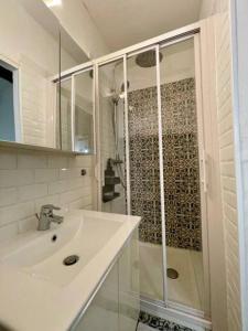 y baño blanco con lavabo y ducha. en T2 calme centre historique AIX EN PCE, en Aix-en-Provence
