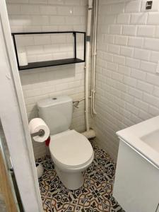 Baño pequeño con aseo y lavamanos en T2 calme centre historique AIX EN PCE en Aix-en-Provence
