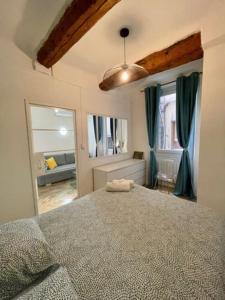 1 dormitorio con cama grande y ventana grande en T2 calme centre historique AIX EN PCE en Aix-en-Provence