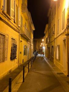 una persona caminando por una calle por la noche en T2 calme centre historique AIX EN PCE, en Aix-en-Provence