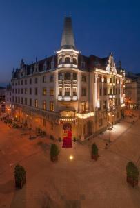 un grand bâtiment blanc avec une tour en haut dans l'établissement Grandhotel Ambassador Národní Dům, à Karlovy Vary